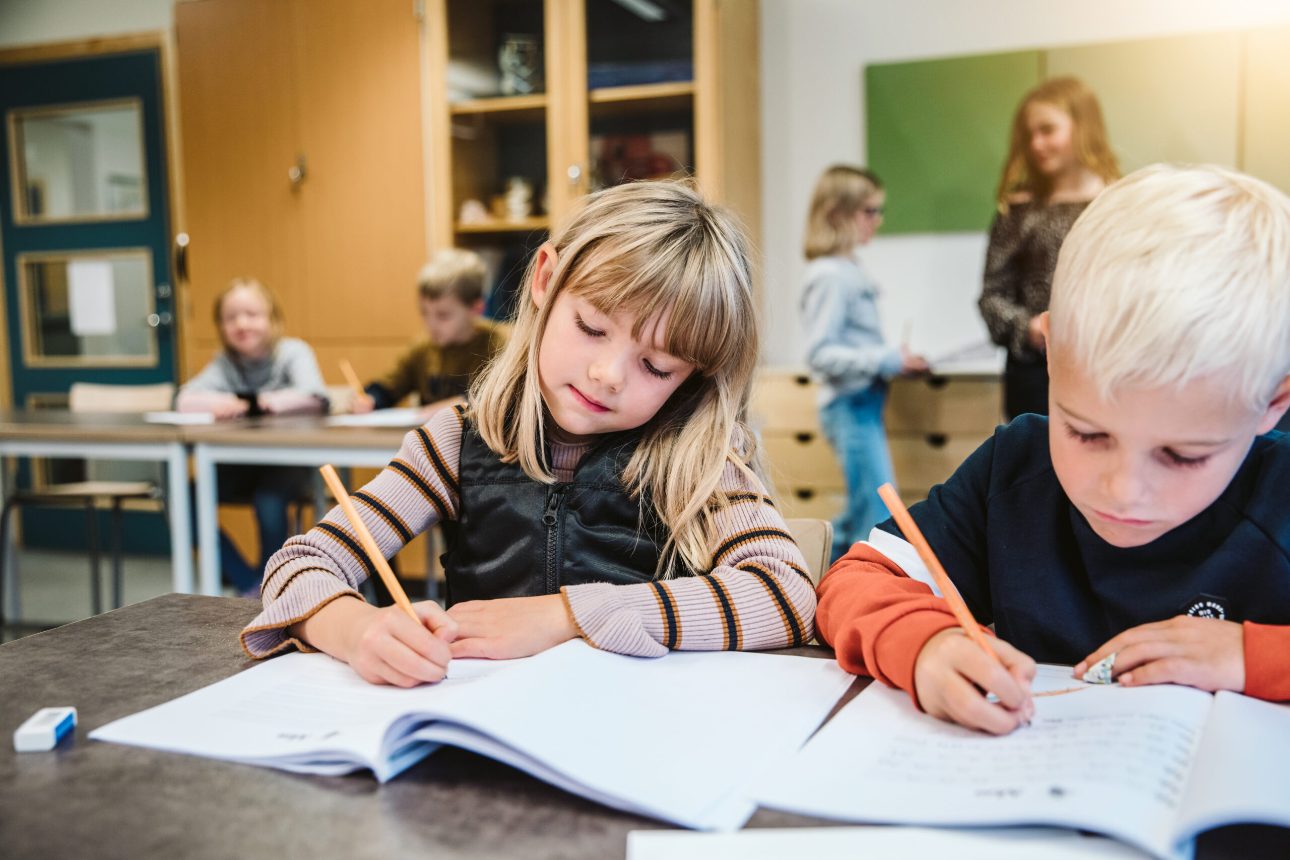 Barn i skolan med Novistas tyngdväst